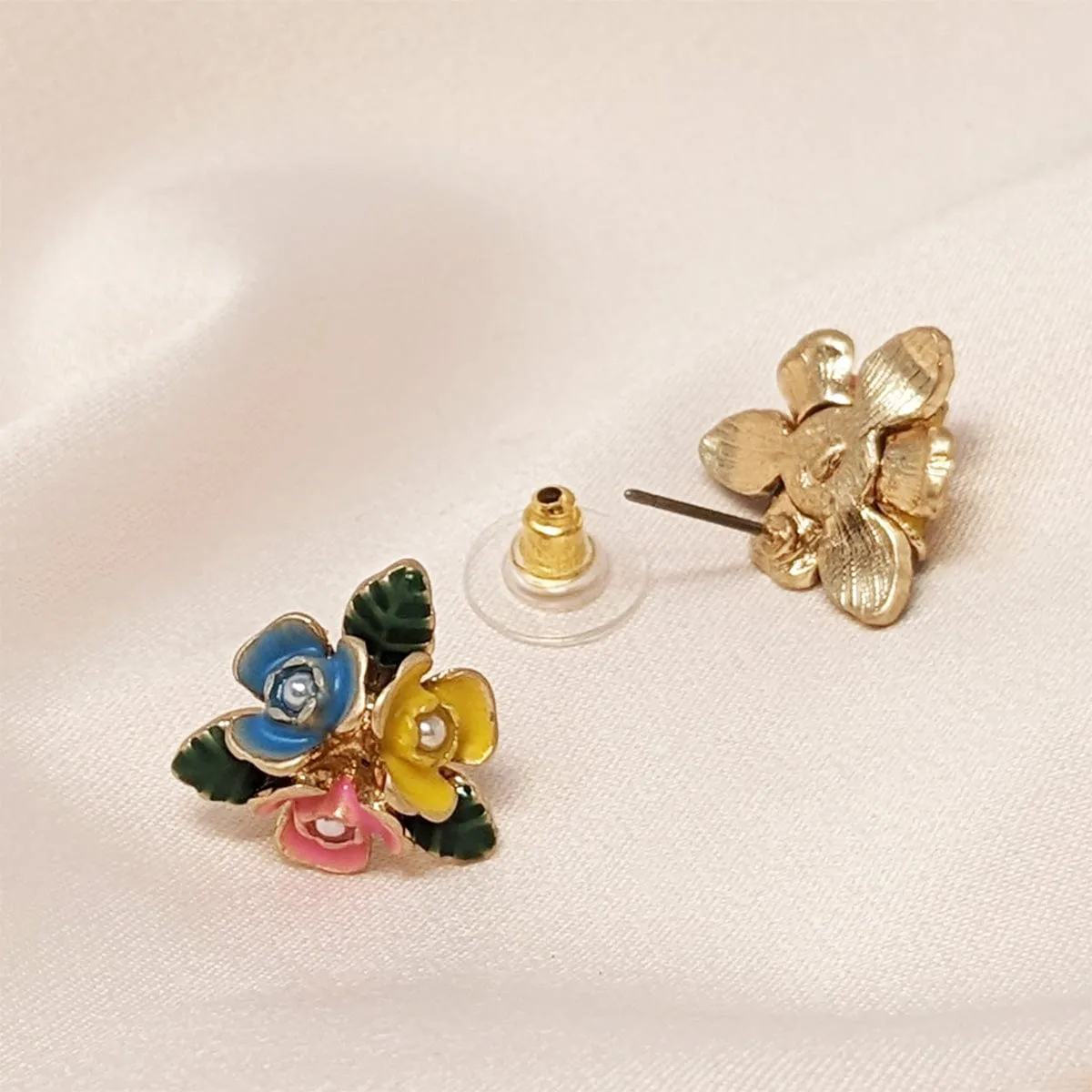 Flower stud earrings : Hand painted earrings