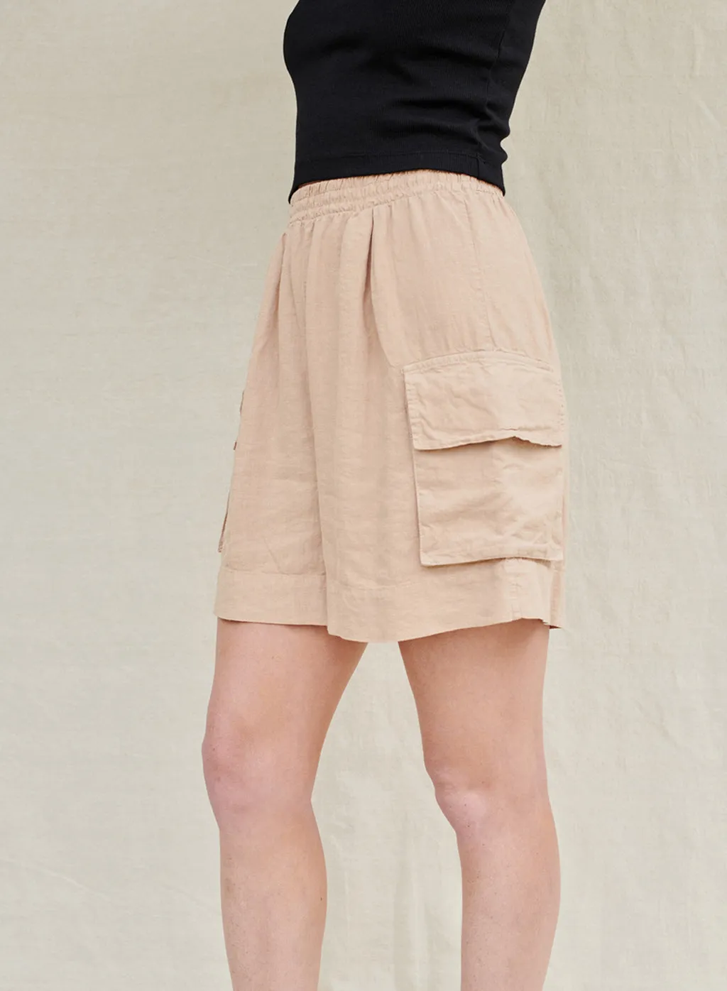 Linen Cargo Short in Wheat