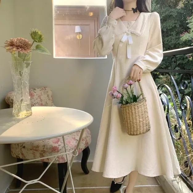 Longsleeved Midi Dress With Square Collar And Bow